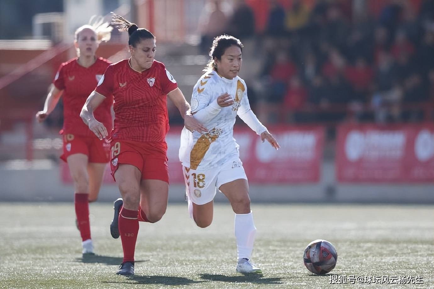中国女足队员在比赛中拼尽全力，再次证明实力