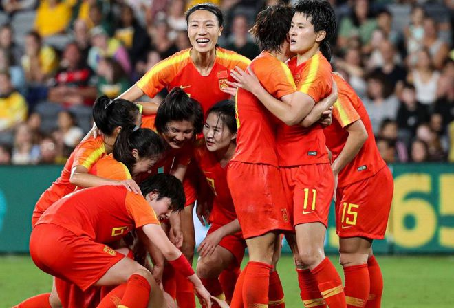 中国女足队员在比赛中拼尽全力，再次证明实力
